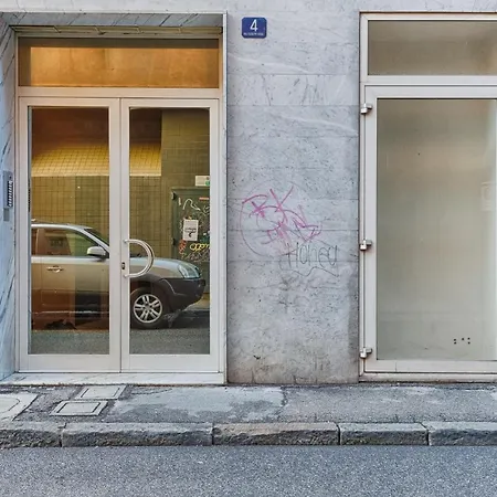 Guesthost - Loft ترييستي